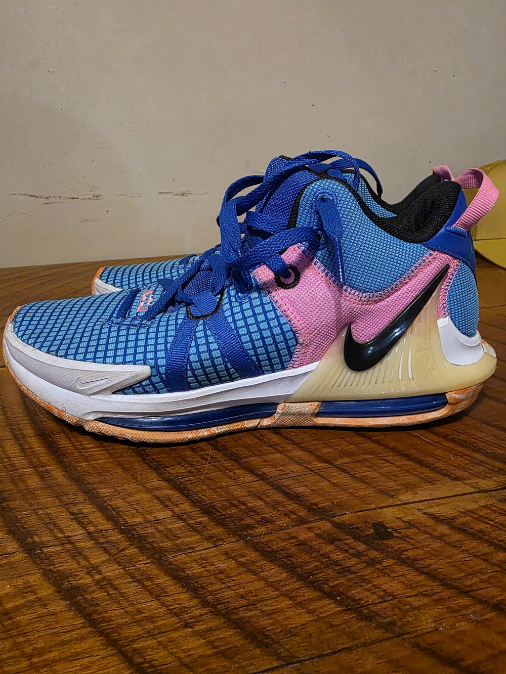 Nike Mens Blue and Pink Athletic Sneakers